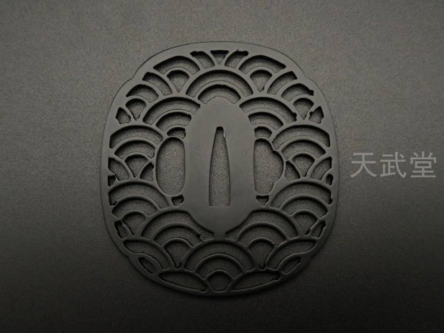 刀鍔・鉄鍔　刀装具　龍雲紋 Amazon.co.jp: A42 刀鍔 雲紋の図 鉄地 透かし 日本刀装具 鍔