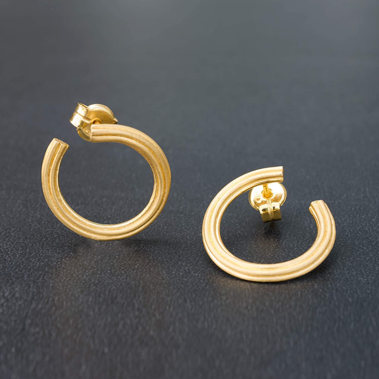 Piccoli Orecchini a Cerchio Rigati Testurizzati in Argento Sterling 925 Placcato Oro, Design Minimalista, Ipoallergenici e Senza Nichel - Fatto a mano da Emmanuela