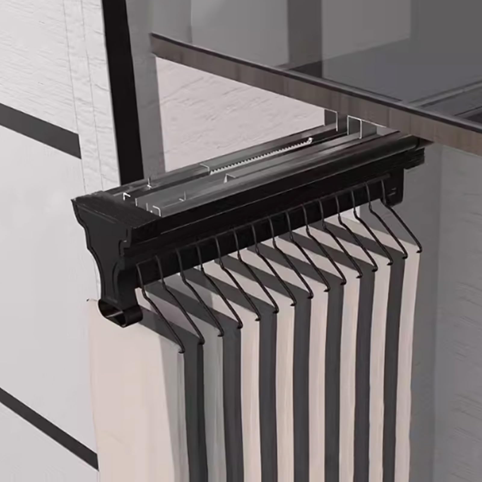 Tringle à vêtements coulissante pour réparer un placard trop profond