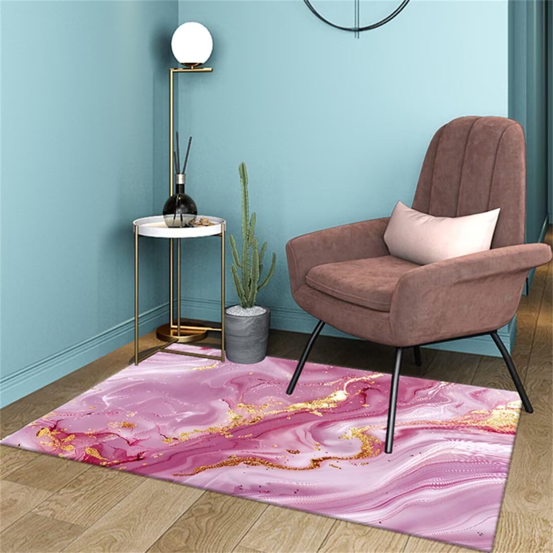 Tapis de salon coloré sous table basse pour une décoration chaleureuse