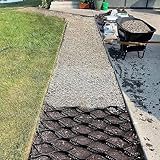 Facile à utiliser : ce tissu anti-mauvaises herbes peut être posé et fixé sans effort avec des piquets de renfort durables ou des ancrages. Remplissez les cellules avec de la terre, de l'herbe, du sable ou du gravier pour une solution polyvalente dans l'aménagement de jardin et de paysage. Parfait pour améliorer vos espaces extérieurs tout en favorisant la prévention des mauvaises herbes.