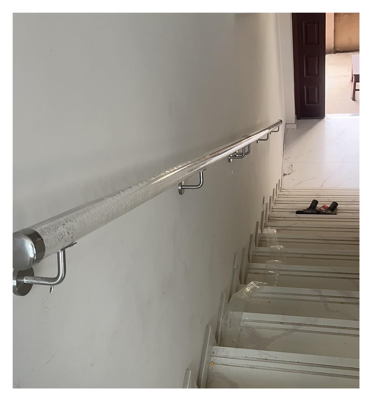 Rampe escalier personnes âgées en acrylique pour sécuriser la maison en toute discrétion