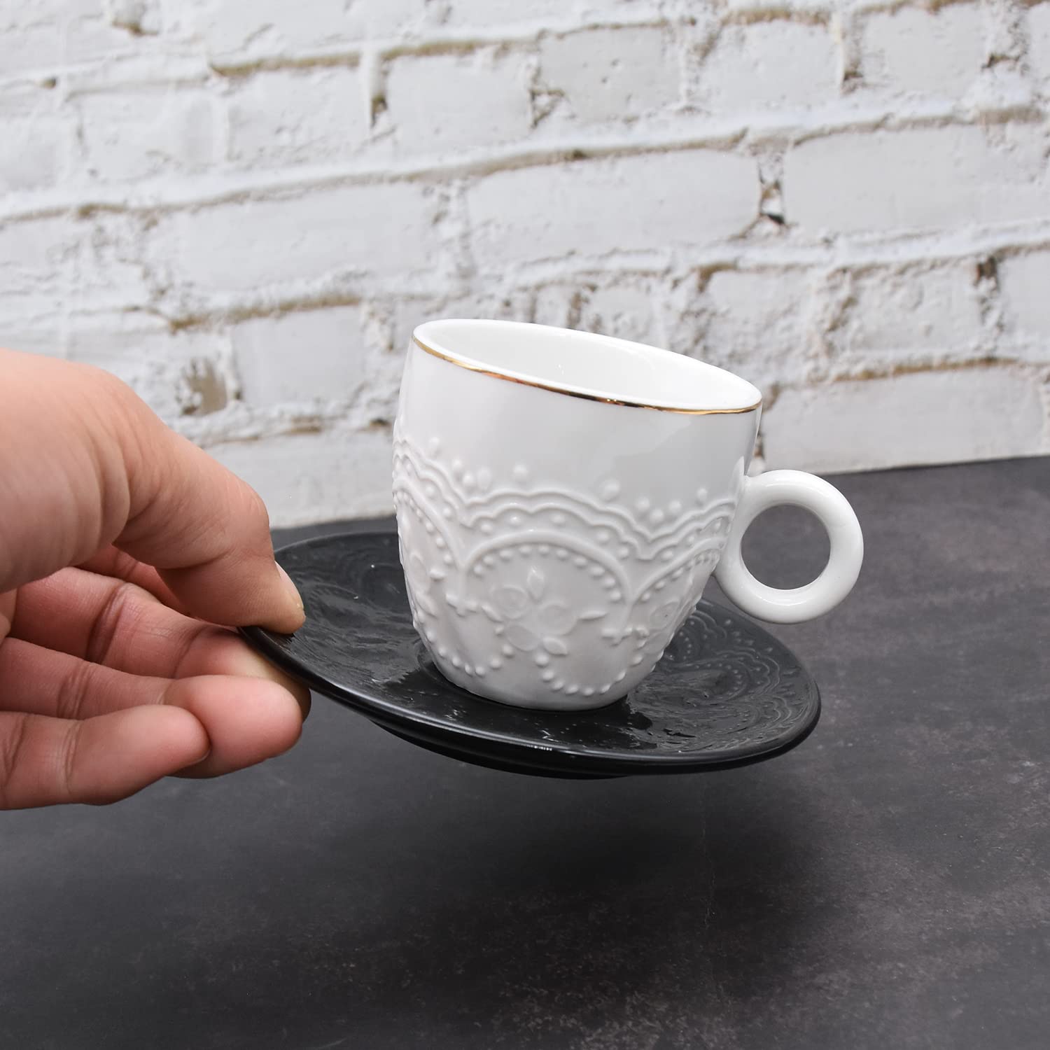 Set da caffè composto da 6 tazzine e 6 piattini in porcellana policroma e oro. Mitterteich Bavaria. - Asta Christmas Auction: Importanti dipinti antichi e del XIX secolo, Arredi e Arte della