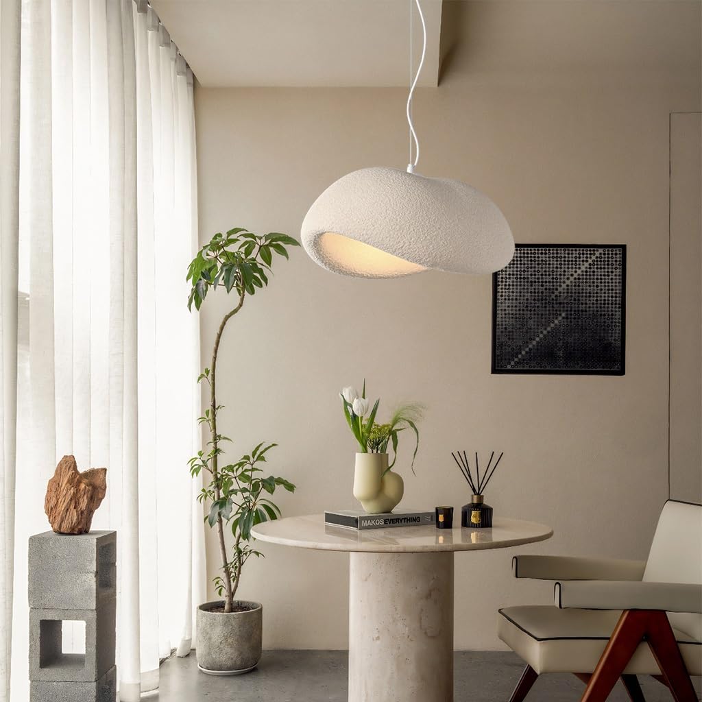 Lustre Wabi-Sabi design crème pour éclairer chaleureusement une table de restaurant moderne