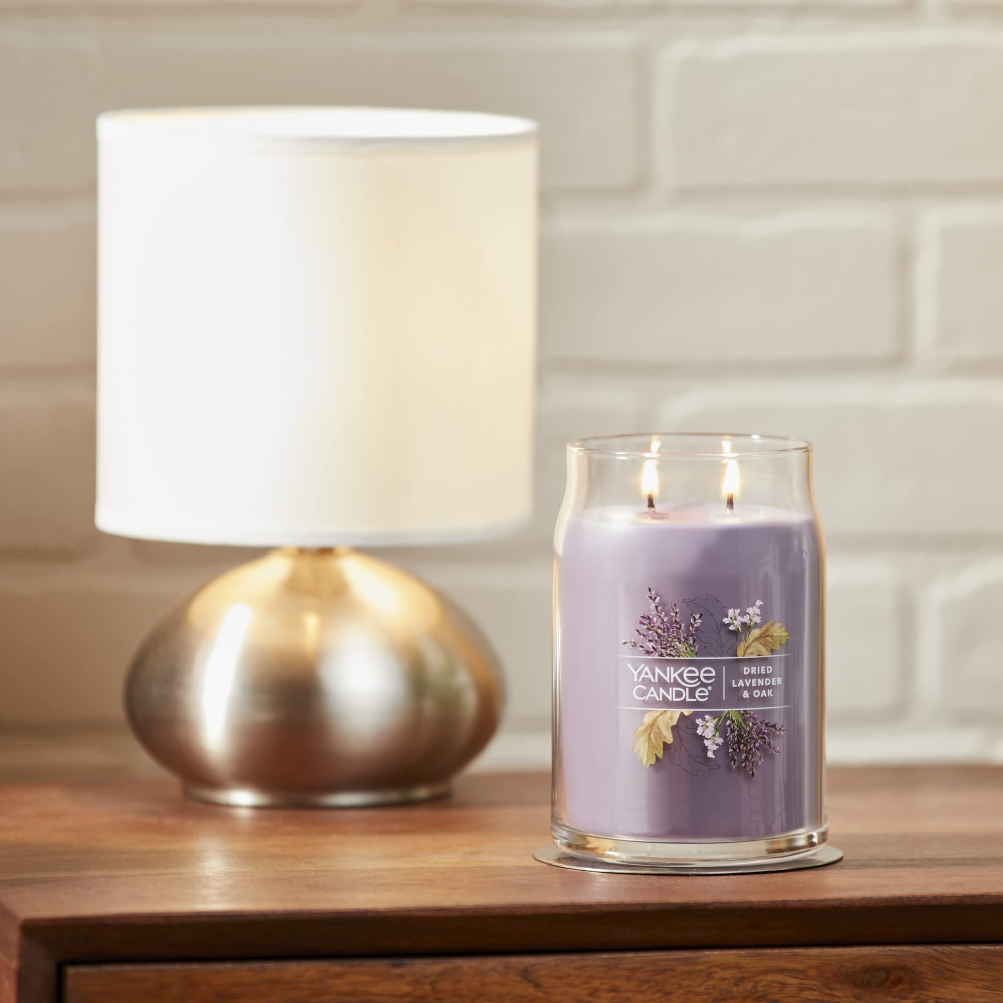 Yankee Candle Duftkerze im Glas, getrockneter Lavendel und Eiche.