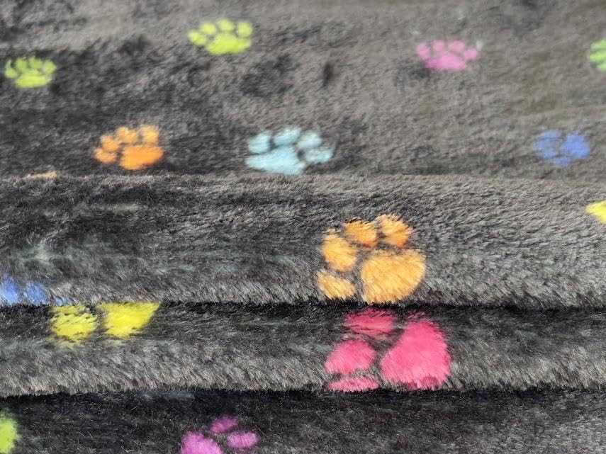 Superweicher Fleece-Stoff, kleine Pfoten auf schwarzem Muster
