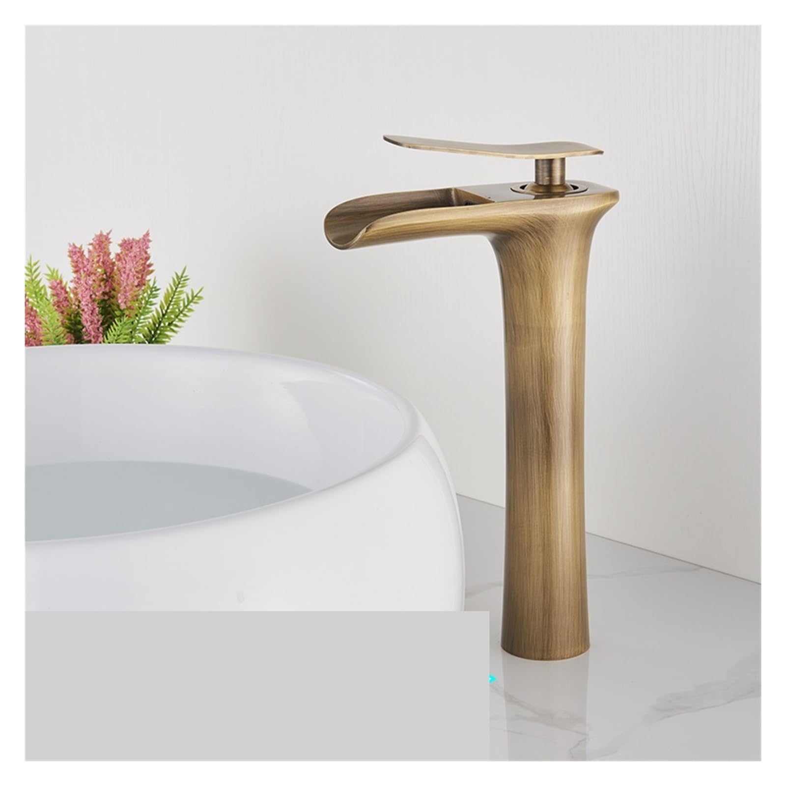 Robinet de lavabo luxe en laiton massif antique et blanc pour salle de bains raffinée