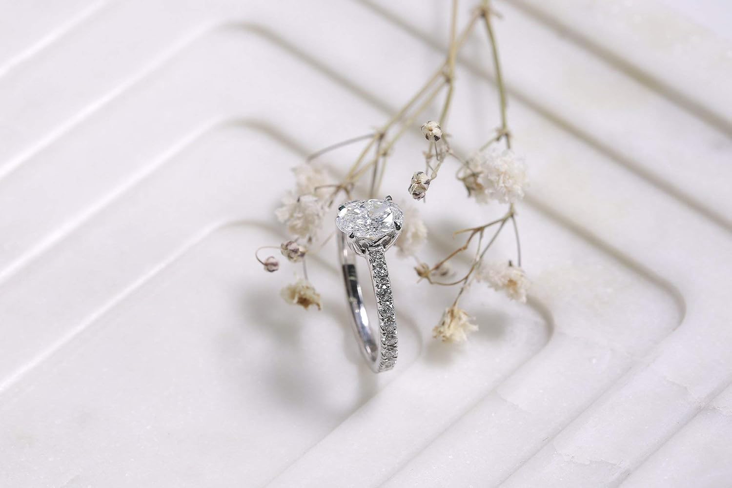 1.48 ct tw Oval Diamond Engagement Ring