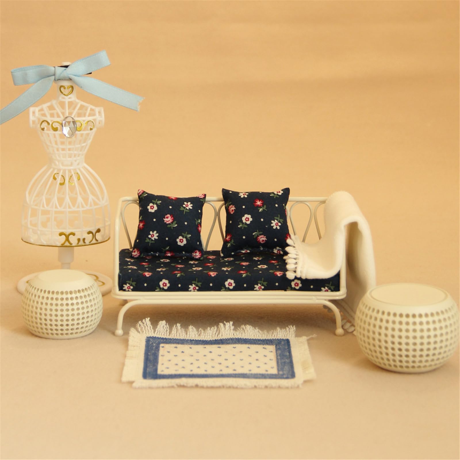 Set divani in miniatura 1/12 con tappeto con, White Set | Cuscino in tessuto con base in metallo per lo sviluppo ' immaginazione dei bambini con display del cuscino