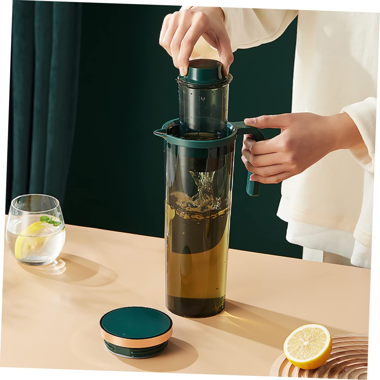 Mipcase Pichet à Boissons Résistant la Chaleur 1.2l en Abs et Silicone Couvercle, Pratique et Élégant pour Dîner et Fêtes