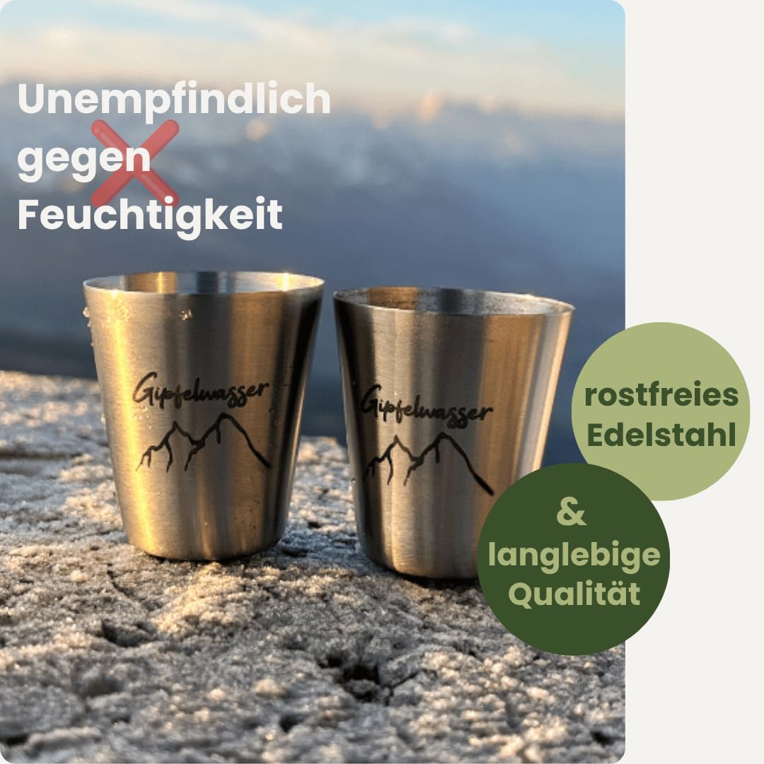 Gipfelgaudi Gipfelwasser Stamperl inkl. Etui I 4 Stamperl im Lederetui mit Karabiner I Federleichte Stamperl aus rostfreiem Edelstahl