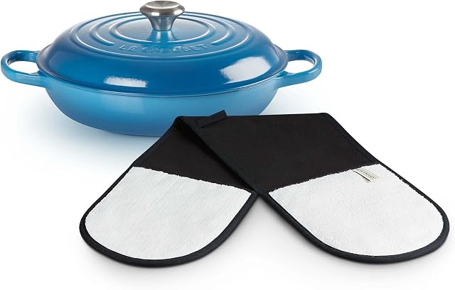LE CREUSET Signature Enamelled Cast Iron Shallow Casserole Dish With Lid + Le Creuset 4-Layered Textile Double Oven Gloves, Stain Resistant, Black