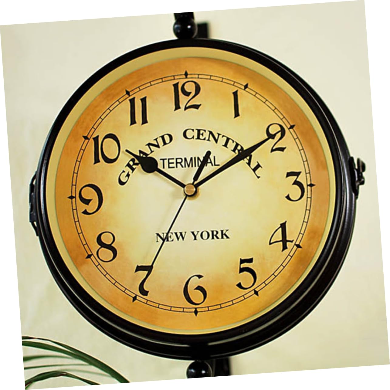 PRETYZOOM Doppelseitige Wanduhr Vintage aus Eisen Geräuschlos mit 360 Grad Drehung Antike Dekorative Zweiseitige Uhr für Wohnzimmer und Jubiläen