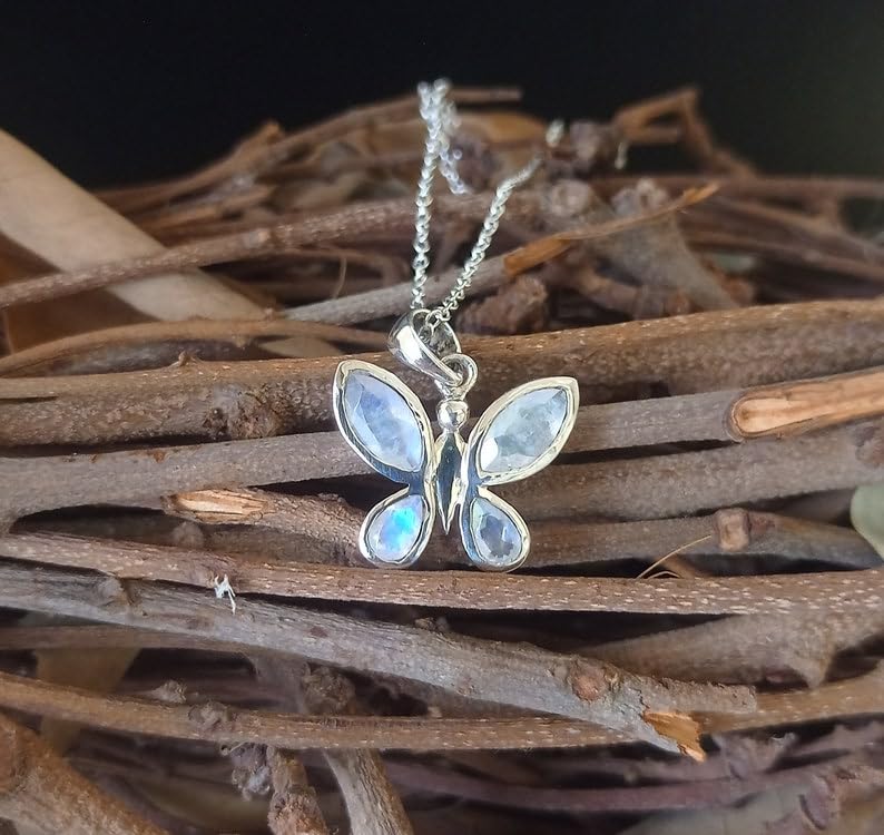 Collier papillon pierre de lune pour illuminer vos tenues d'été - 2