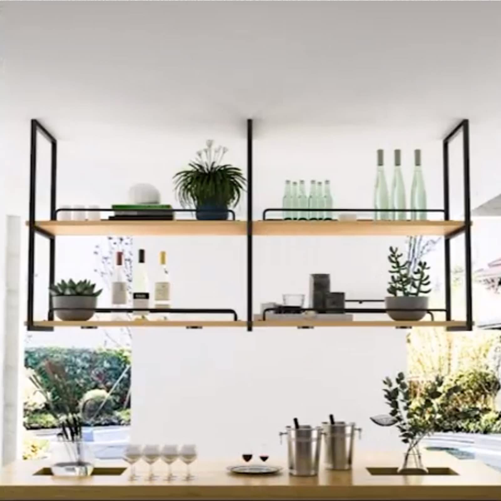 Porte-verres à vin suspendu et bouteilles pour optimiser l'espace bar de cuisine