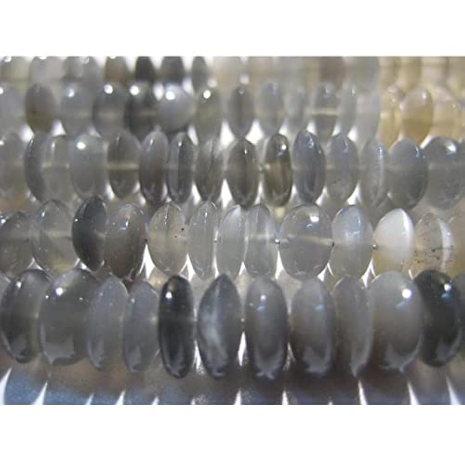 Pierre de lune grise facettée pour création de bijoux raffinés en perles de 7mm