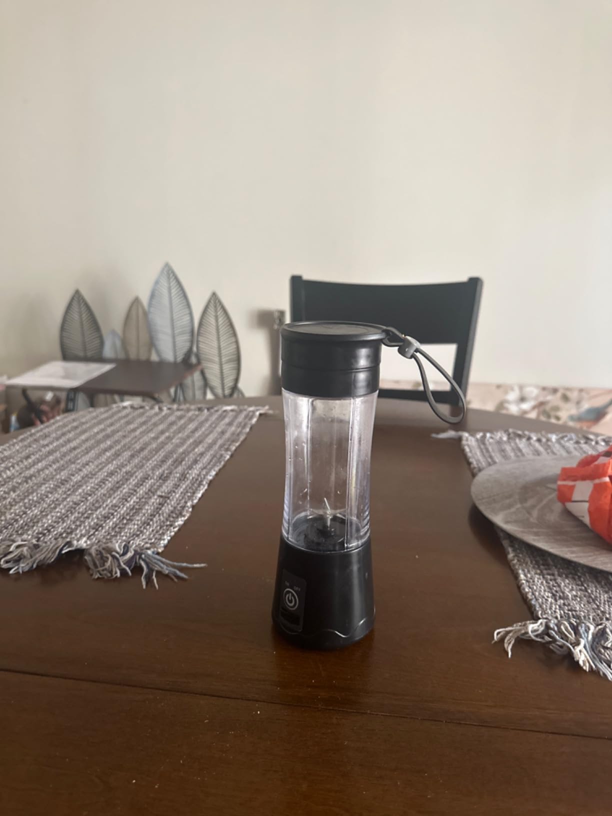 Licuadora portátil recargable sobre la mesa