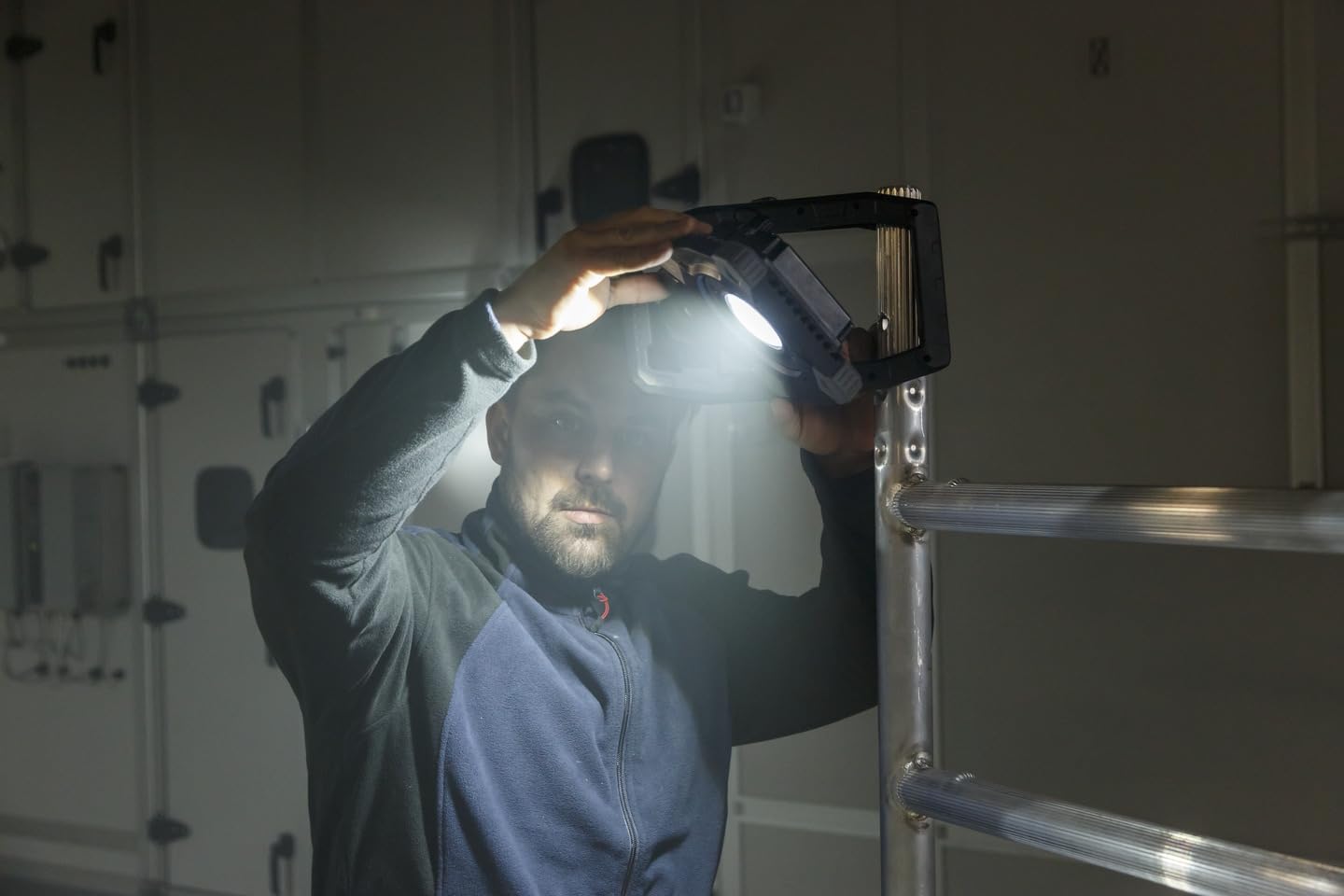 Brennenstuhl Professional LED Foco de trabajo híbrido CL 5050 MBAH (Foco de obra LED 50W, 6800lm, IP65, tecnología híbrida: cable de 5m y batería recargable, control Bluetooth)