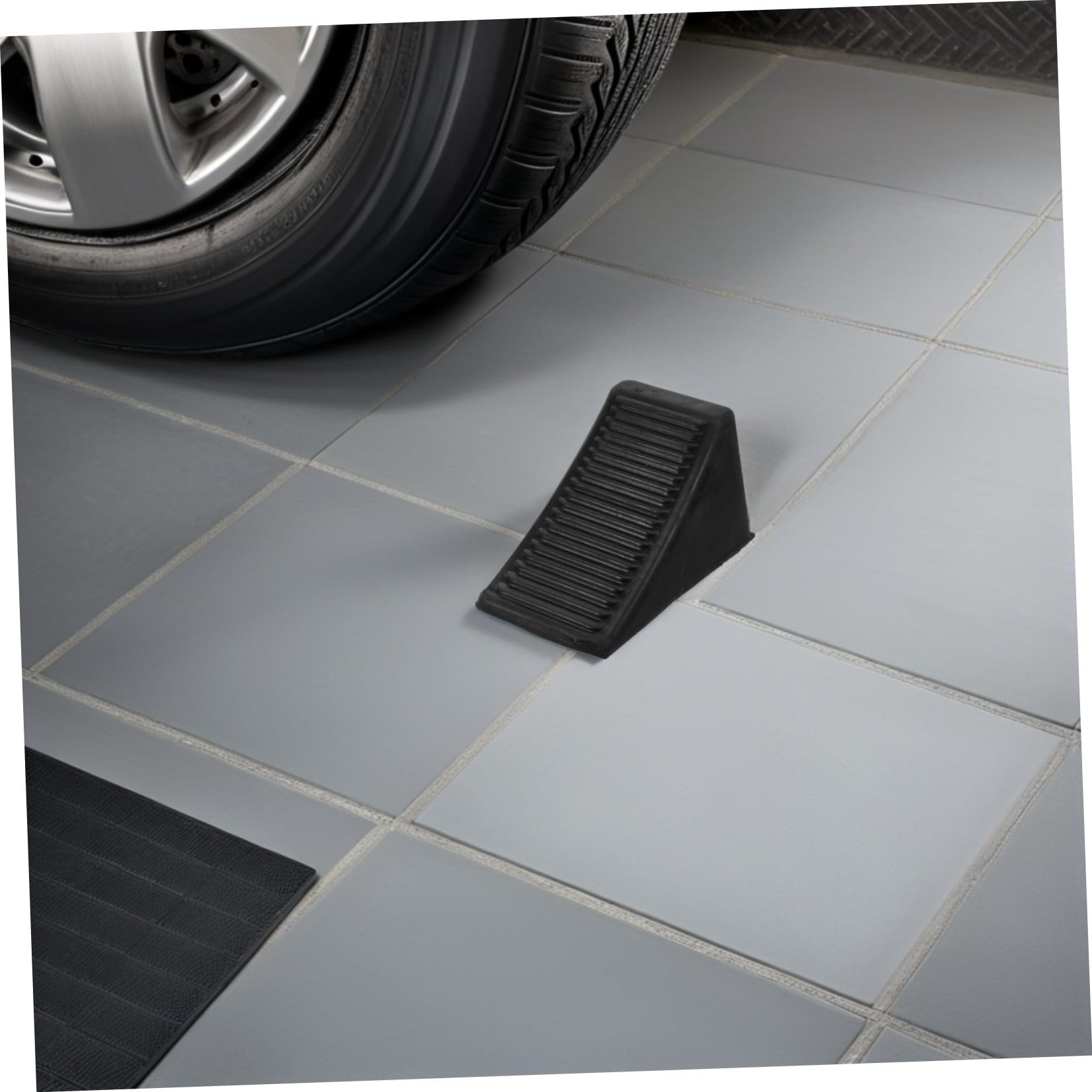 2stücke Radkeile aus Gummi für Garage Parkstopper für Autoreifen mit Antirutschmatte Gummireifenkeile als Parkbordstein für Boden Effektiver Reifenstopper für Pkw