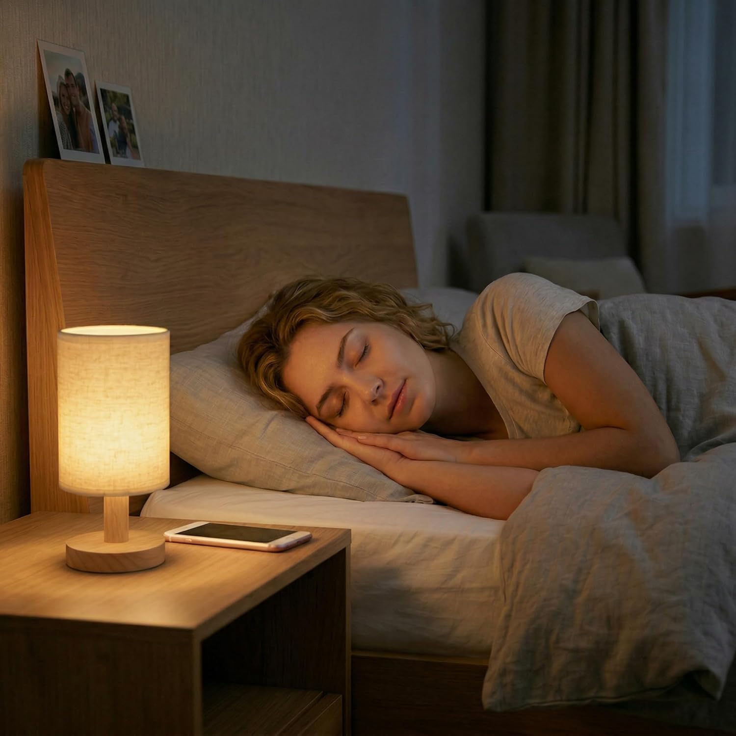 Piccola lampada da comodino con alimentazione USB, base in legno rustico minimalista e paralume in lino, luce notturna calda 2700 K, lampada da comodino bohémien, per camera da letto