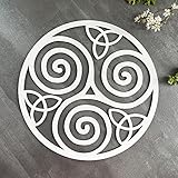 Triskelion Mean: Es uno de los símbolos celtas irlandeses más antiguos que existen, y es mejor conocido por representar los tres mundos; el celestial, físico y espiritual. También se dice que simboliza la conexión entre los tres dominios a saber, la tierra, el agua y el cielo.