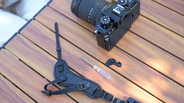 SONY α7Ⅲ ボディ　グリップストラップ付き Amazon.com : JJC Deluxe Mirrorless Camera Hand Grip Strap for Sony