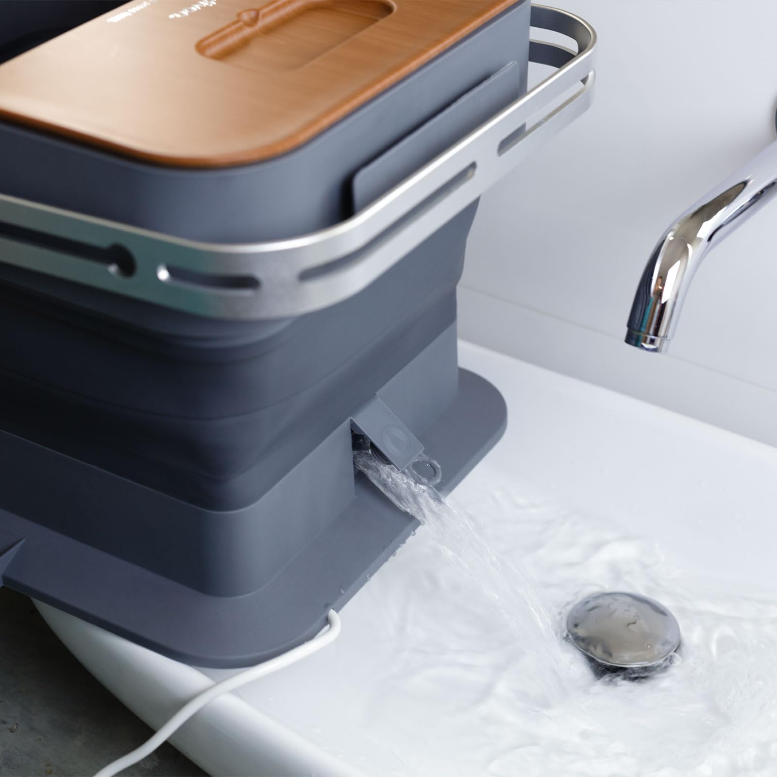 Medivon Aqua Pro Wasser-Fußmassagegerät, Sprudelmassage, Ozonierungsfunktion, Infrarottherapie, Fußbad mit Rollenmassage, platzsparend faltbar - braun