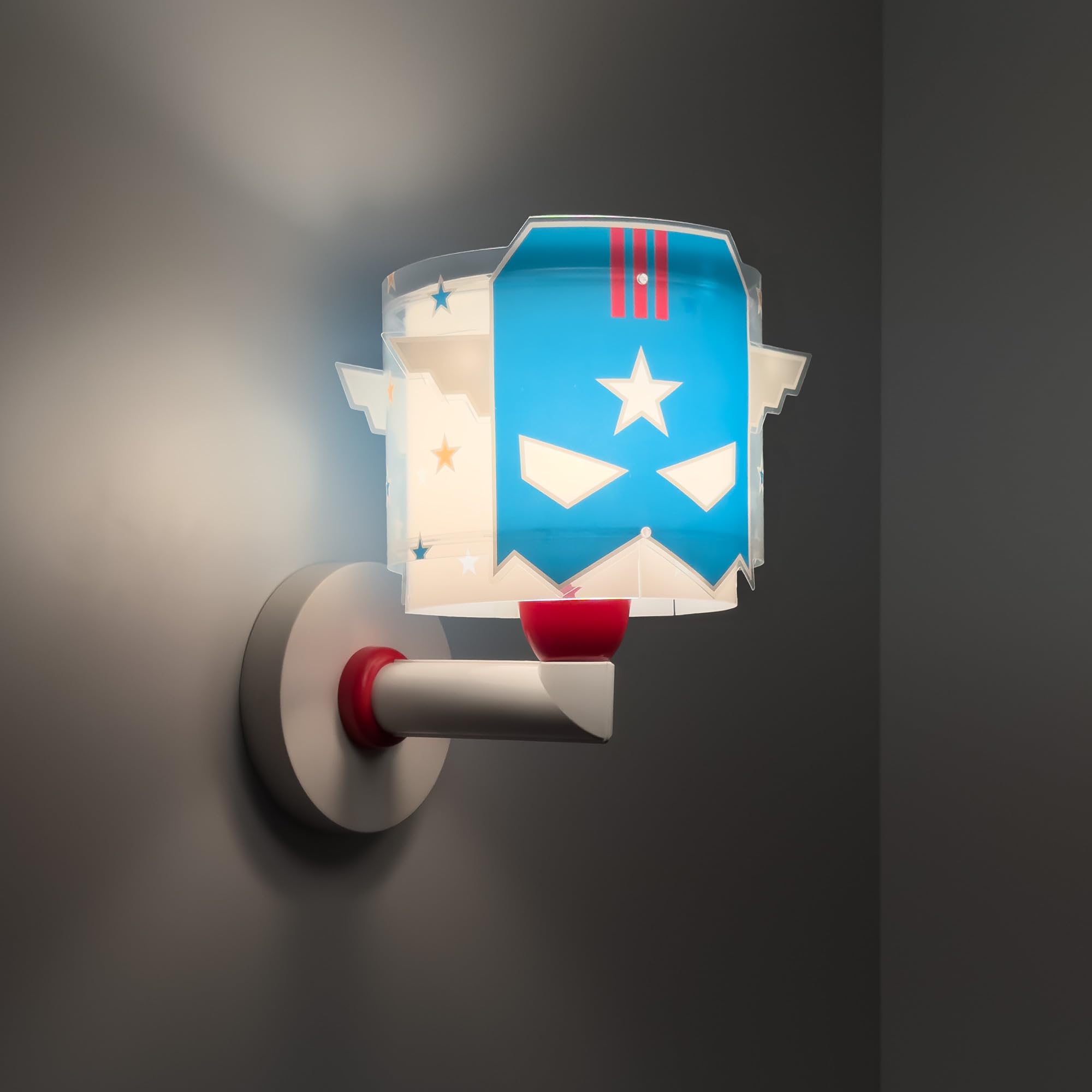 Dalber Lámpara Aplique Pared Infantil Blue Hero | Lámpara aplique de pared con instalación directa a la corriente o mediante cable con interruptor incluido.