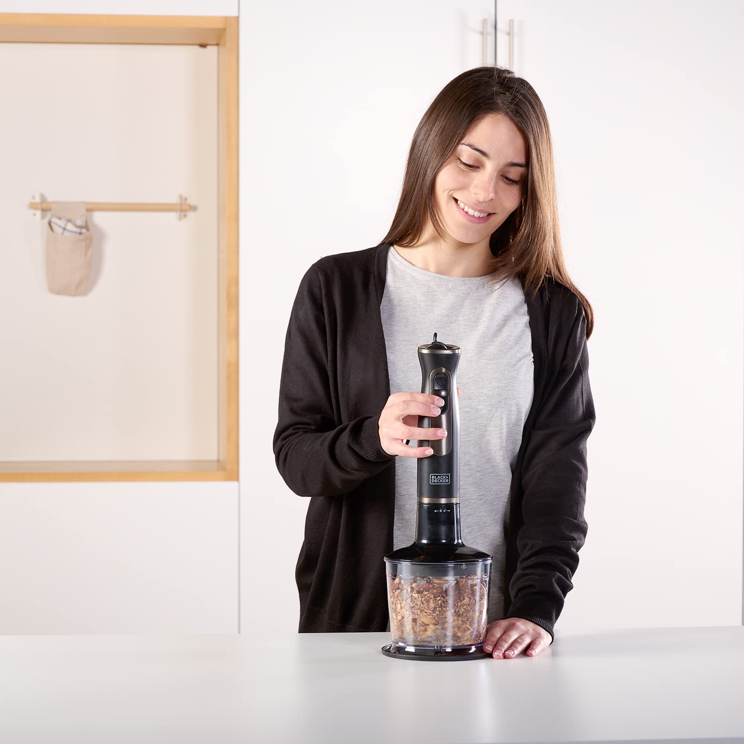 BLACK+DECKER - Batidora de mano | 800W de potencia | Accesorios | Vaso medidor 600ml | Vaso picador 500ml | Emulsionador| Cuchillas inoxidables | Varias velocidades | Ergonomica | Facil Montaje
