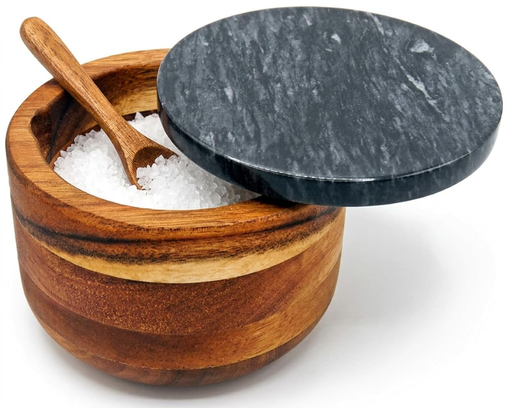Dan&Co Salero de madera de acacia con cuchara integrada y tapa de mármol de 10 onzas, cerdo de sal para cocina, olla sellada para condimentos, recipiente para pimienta, especias, hierbas, patas de