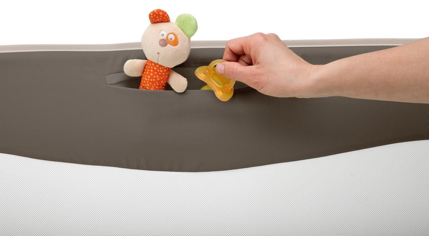 Chicco Sponda Letto per Bambini, Barriera Protettiva per Letto, Per Bambini dai 18 Mesi ai 5 Anni, Lunghezza 135 cm, Fissaggio Facile sotto al Materasso, Pratica, Con Piccola Tasca Porta oggetti