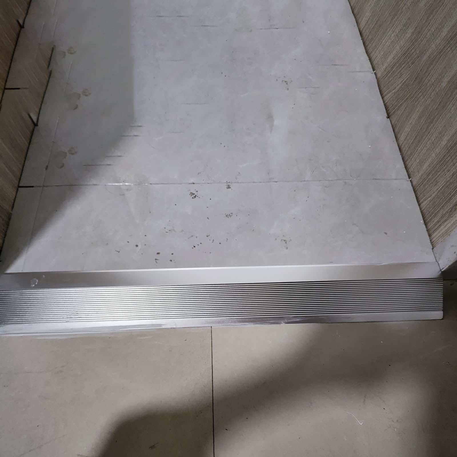 Bordes de escalera de metal antideslizantes para interiores y exteriores. Perfil de aluminio resistente. Protección de esquinas. Tiras antideslizantes para peldaños (gris hierro).