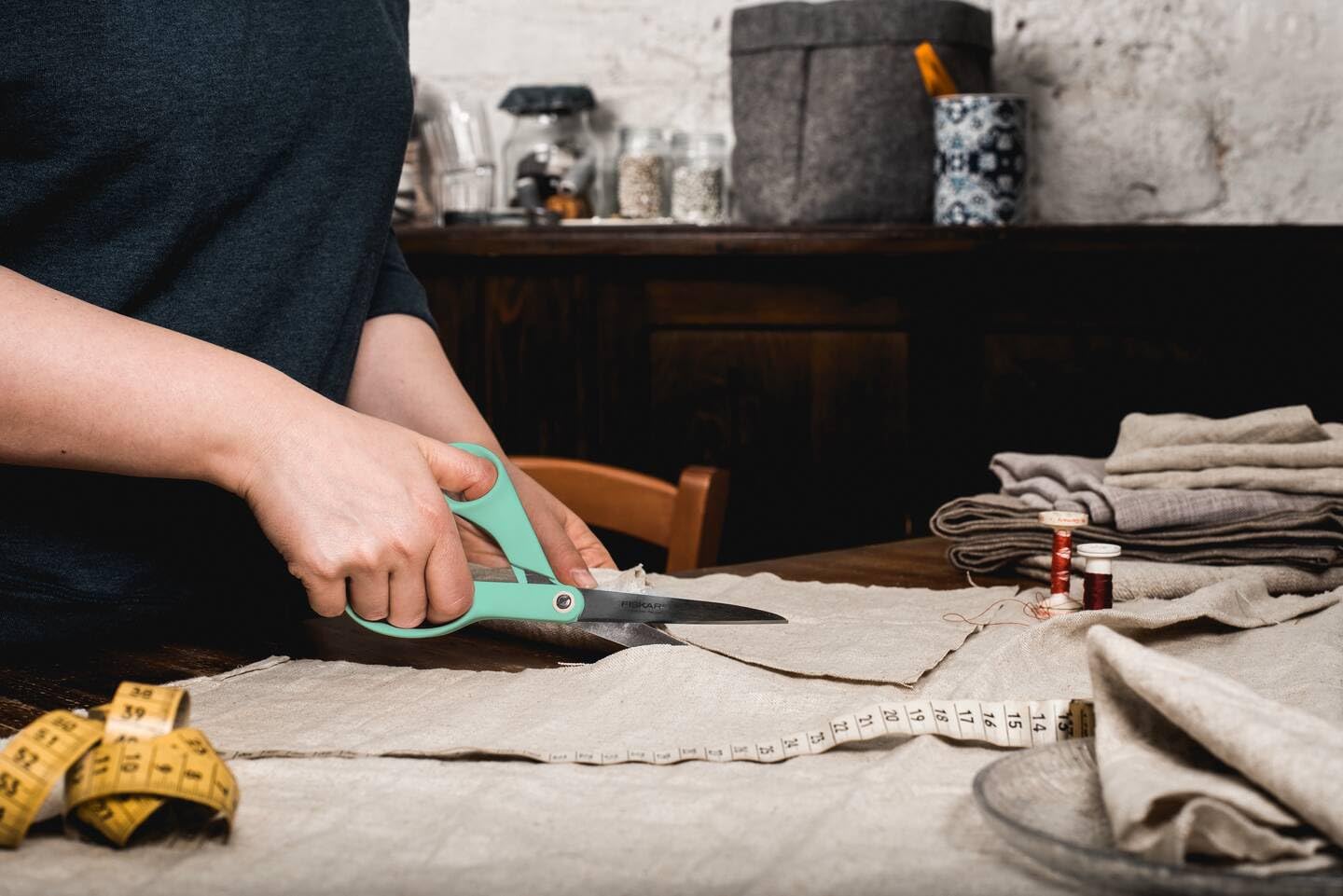 Fiskars Inspiration Ciseaux Universels de 21 cm, Fabriqués en Finlande | Lames en Acier Inoxydable Affûtées avec Précision, Manche Ergonomique, Lavables au Lave-Vaisselle, Couleur Menthe, 1084003