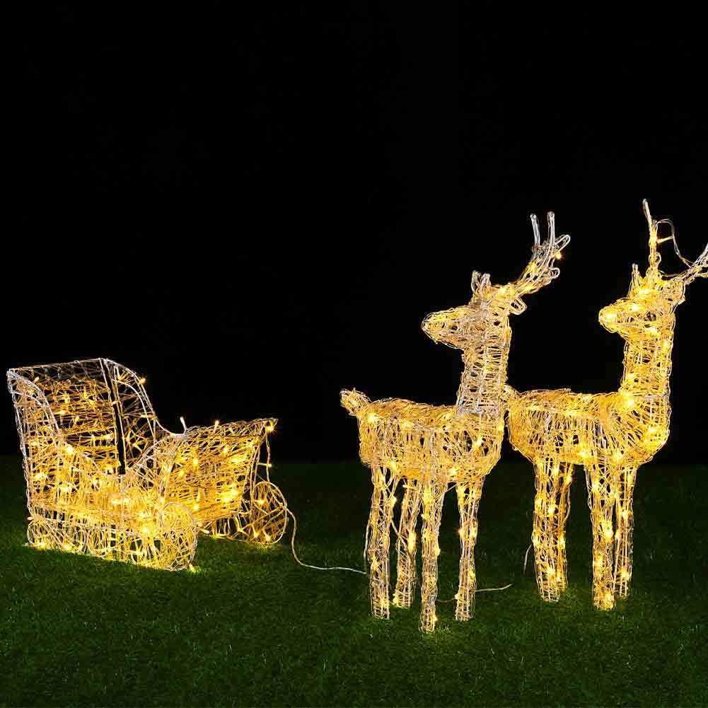 BAKAJI Traîneau et Rennes de Noël 3D Lumineux 240 lumières LED Blanc Chaud pour Jardin extérieur à Piles 7 Effets Lumineux Hauteur Rennes 68 cm traîneau 35 cm