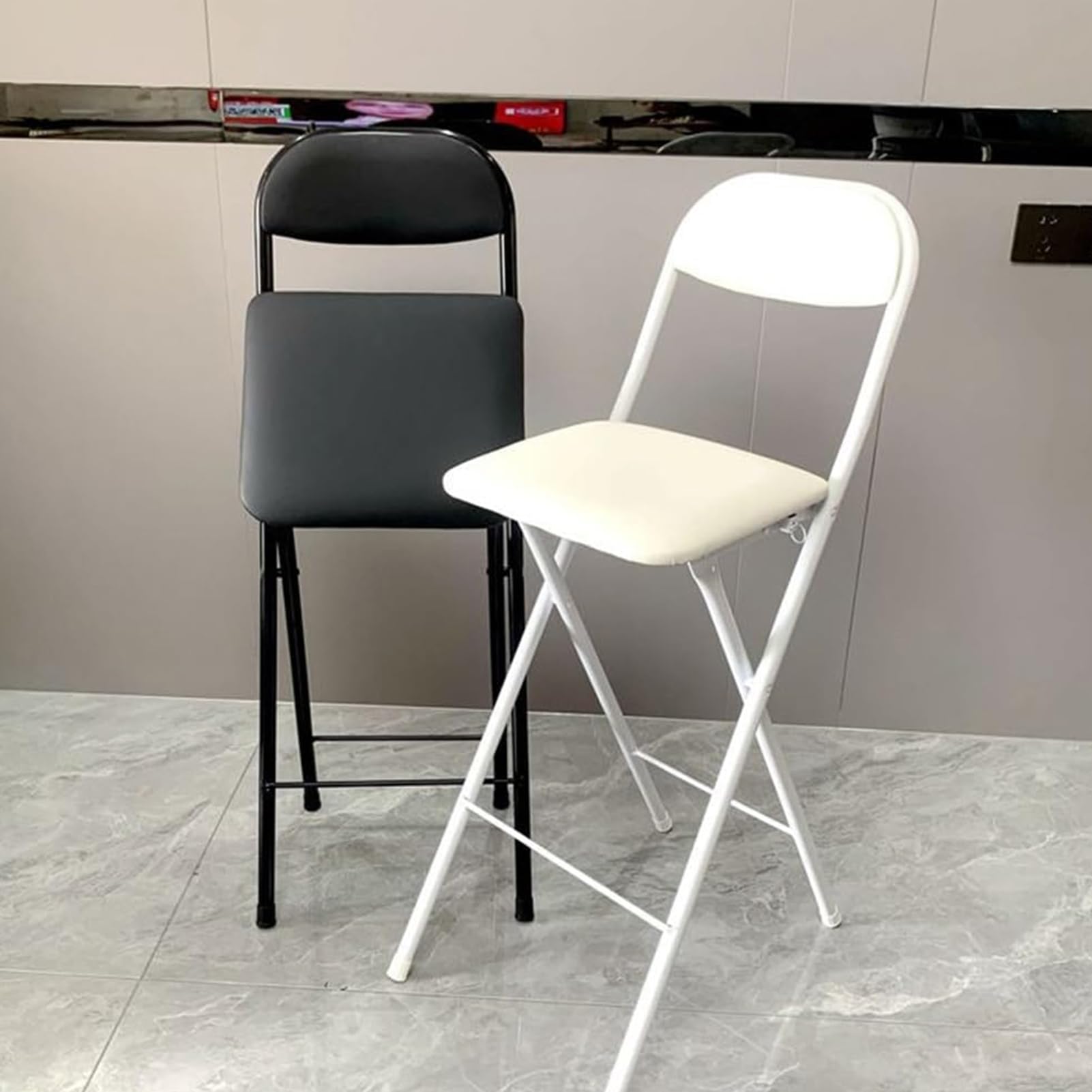 Taburete Plegable con Asiento Acolchado de 65 cm, Taburete Plegable de Bar 70cm, Taburete Plegable Portátil de Cocina con Reposapiés para cafetería, bistró, Oficina, Casa (65cm/26in,Negro)