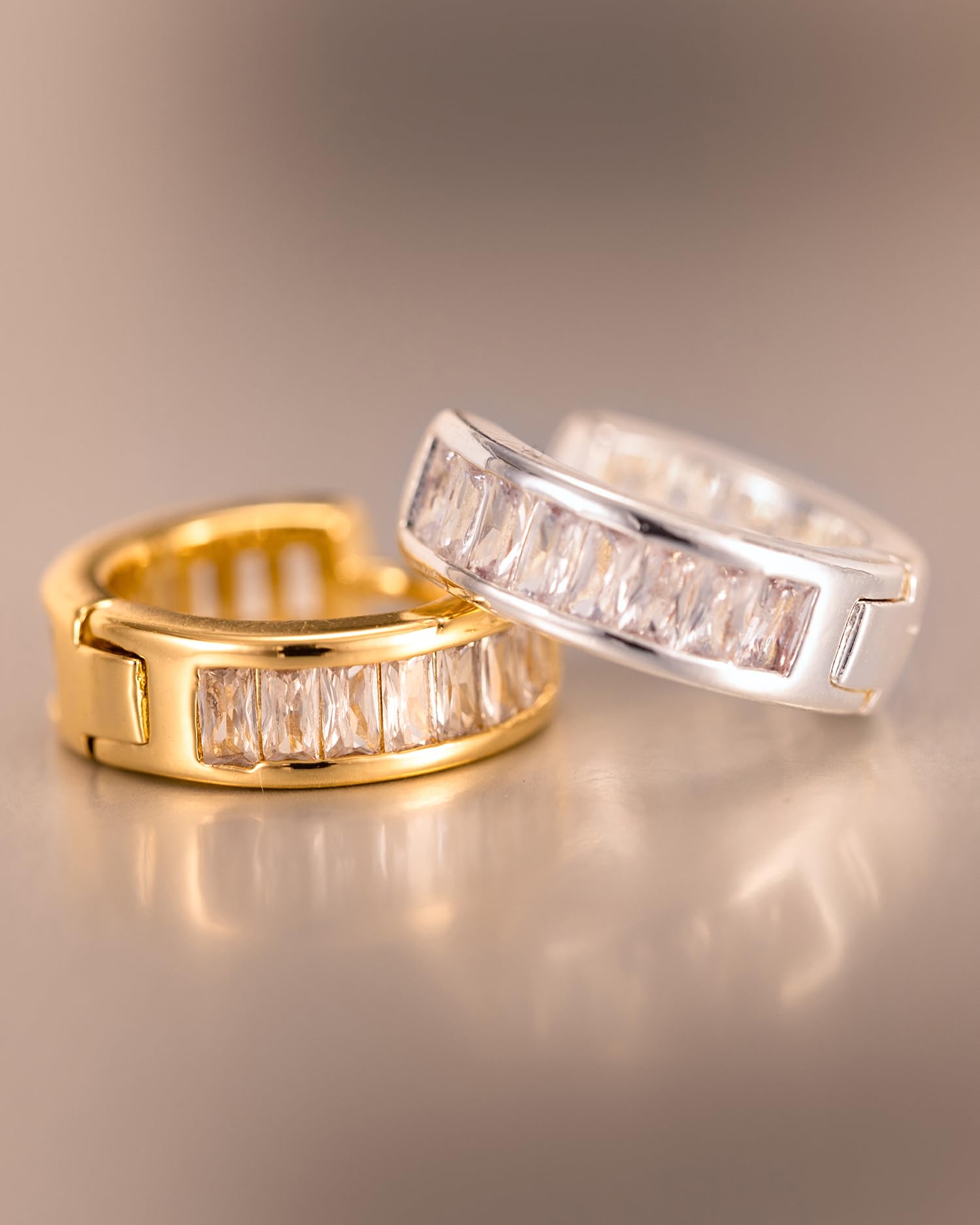 Orecchini Uomo – Cerchi Huggie in Placcato Oro 14K / Oro Bianco Argento, Orecchini a Cerchio in Argento con Zirconi Cubici, Design Semplice e Discreto, Piccoli e Raffinati, per Uso Quotidiano
