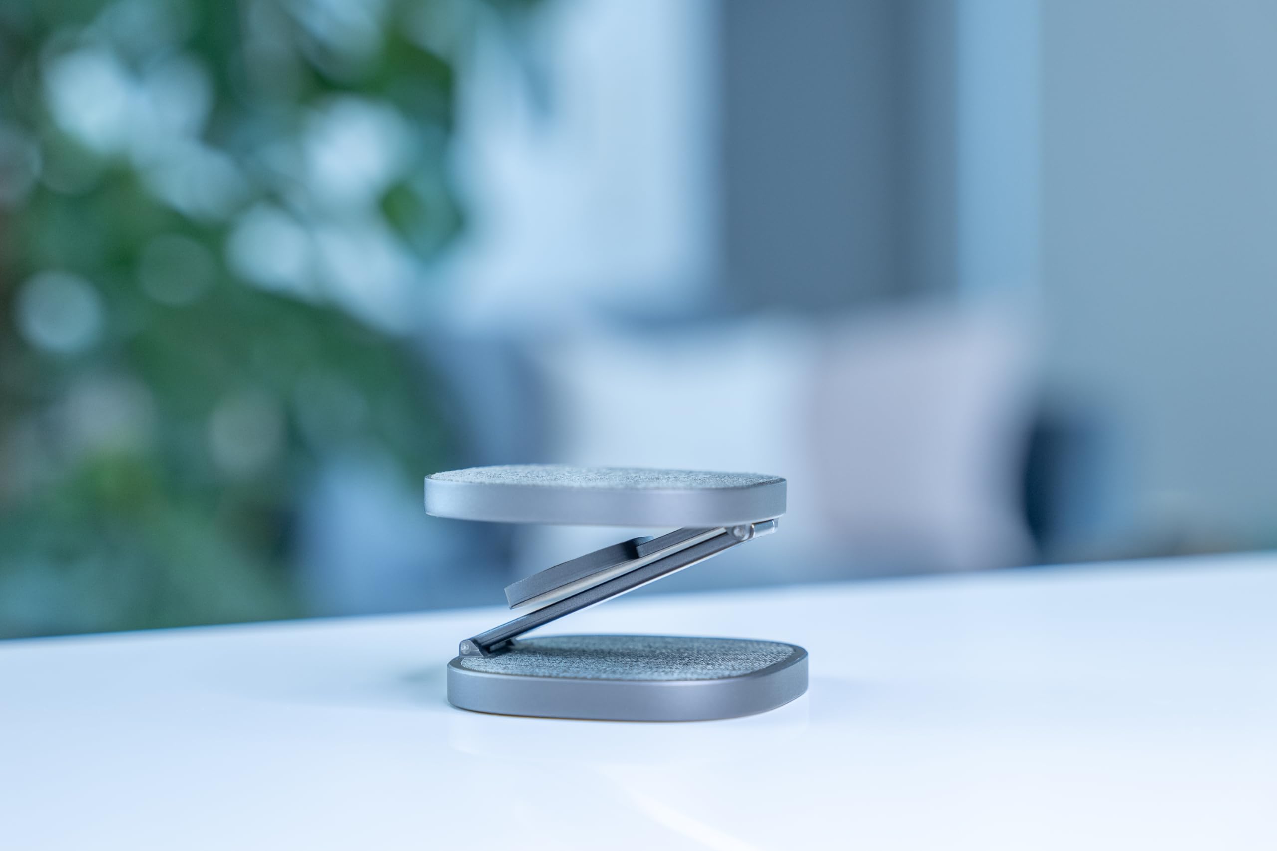 XLayer MagFix Pro 3 in 1 Stazione di ricarica Apple Wireless Charger | Pieghevole | Standby | Compatibile Magsafe | Magnetico | Senza fili | Caricatore per iPhone 16 15 Pro ,14/13/12 Watch