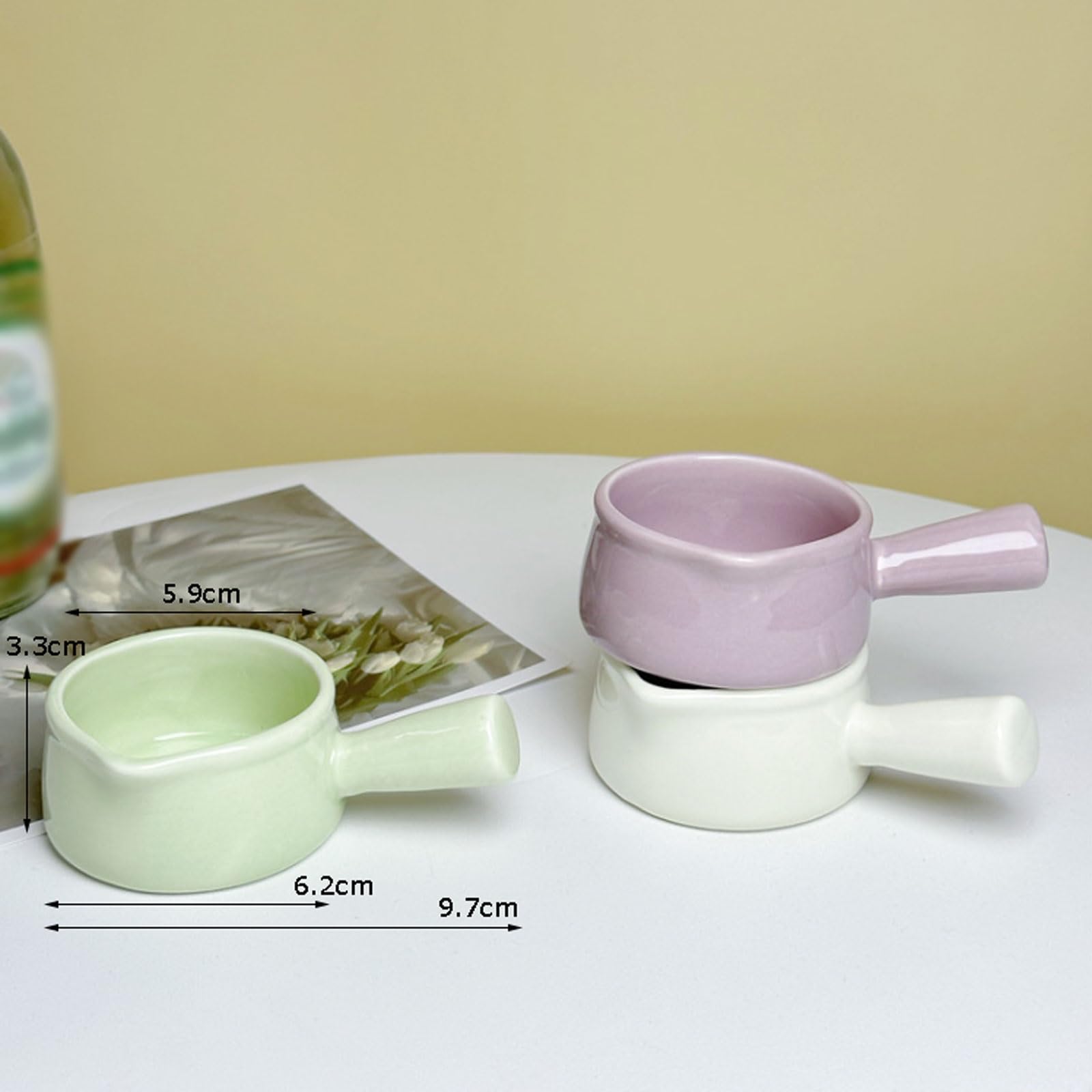 Ensemble mini en céramique comprenant un pichet à lait, une saucière, un verre à eau, un pot à crème, un pot à café, un pot à sucre et un pot à sauce. Compatible micro-ondes et lave-vaisselle. Co
