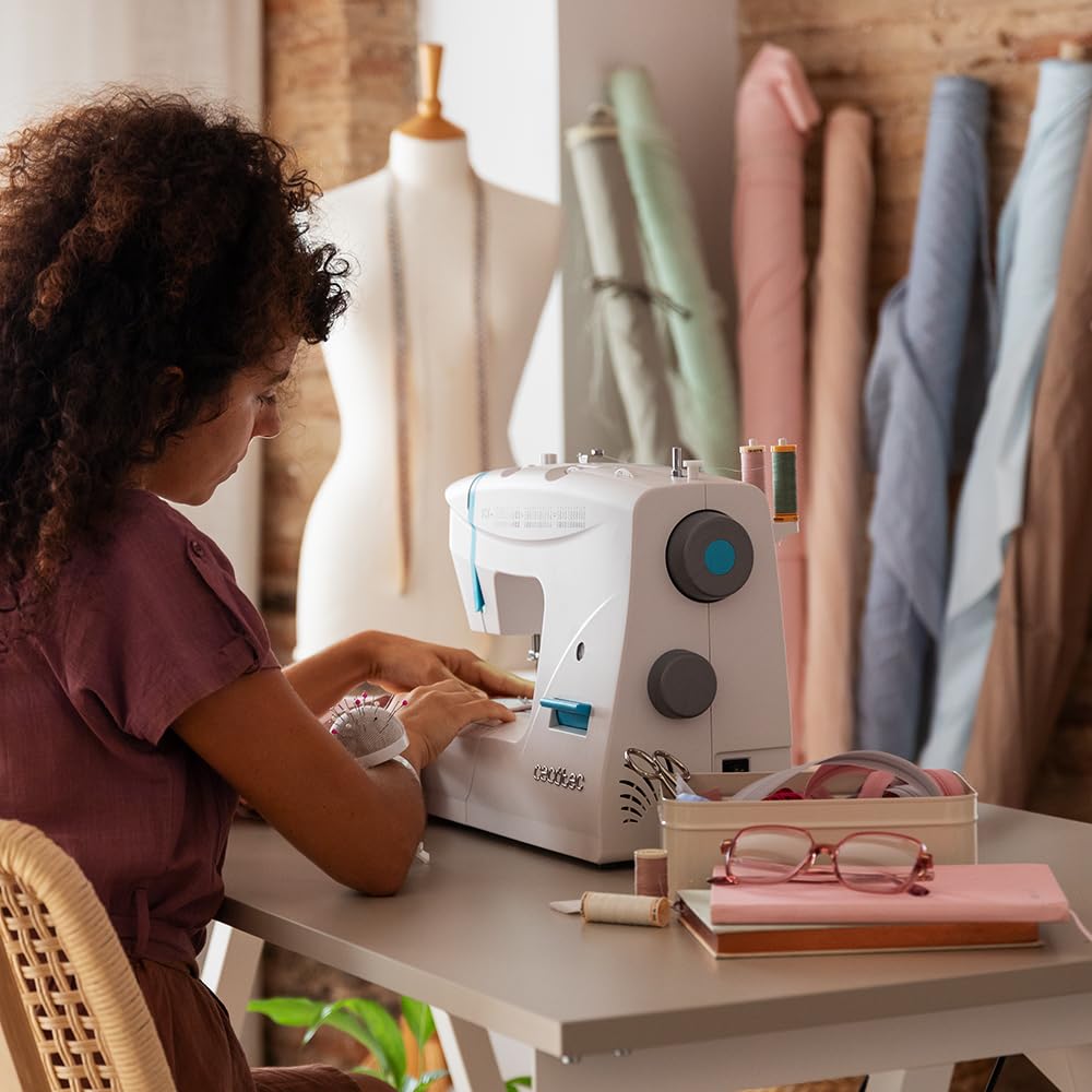 Cecotec Macchina da Cucire 66 Punti BelleCouture 6600. Asola in 4 Tempi, Cambio Rapido del Piedino, Luce LED di Messa, Braccio Libero e Spazio di Archiviazione, Kit Accessori, Livello Intermedio
