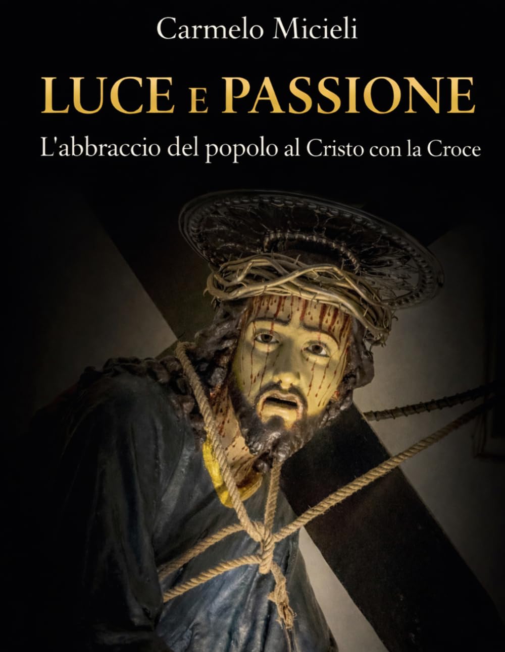 LUCE E PASSIONE: L'abbraccio del popolo al Cristo con la Croce
