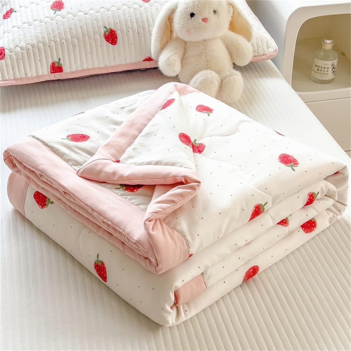 VUIKLCty Modern And Elegant Quilted Bedspread Summer Cooling Blanket, Machine Washable(Strawberry,200x230cm)
