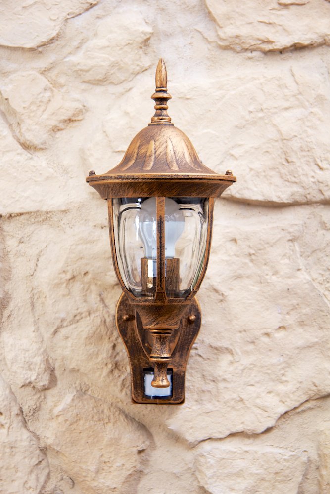 HOFSTEIN Außenwandleuchte Ribadeo mit Bewegungsmelder, Außenwandlampe aus Metall/Glas in Braun-Gold/Klar, moderne Wandleuchte im Retro/Vintage/Landhaus-Design, E27, IP44, Eingangsbereich, Haustür, Hof