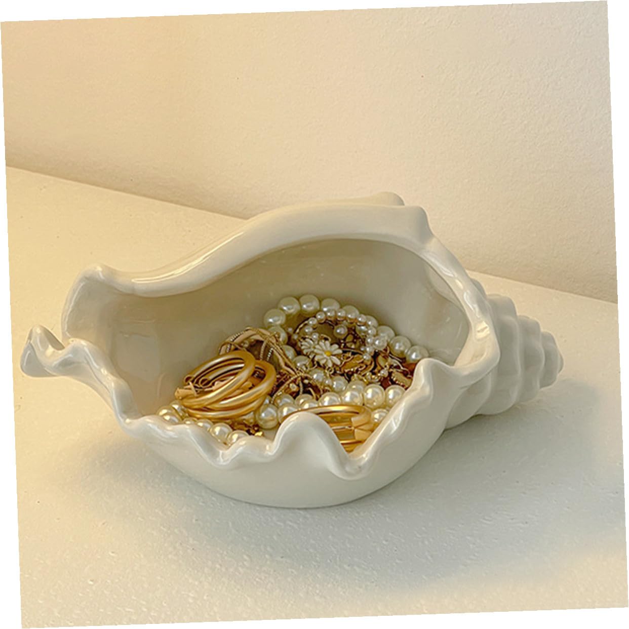 Keramik Schmuckschale Muschelform Dekoratives Schmucktablett Multifunktionales Aufbewahrungs Dekotablett für Schmuck Schlüssel und Ohrringe Weißes Conch Design für Wohnzimmer und