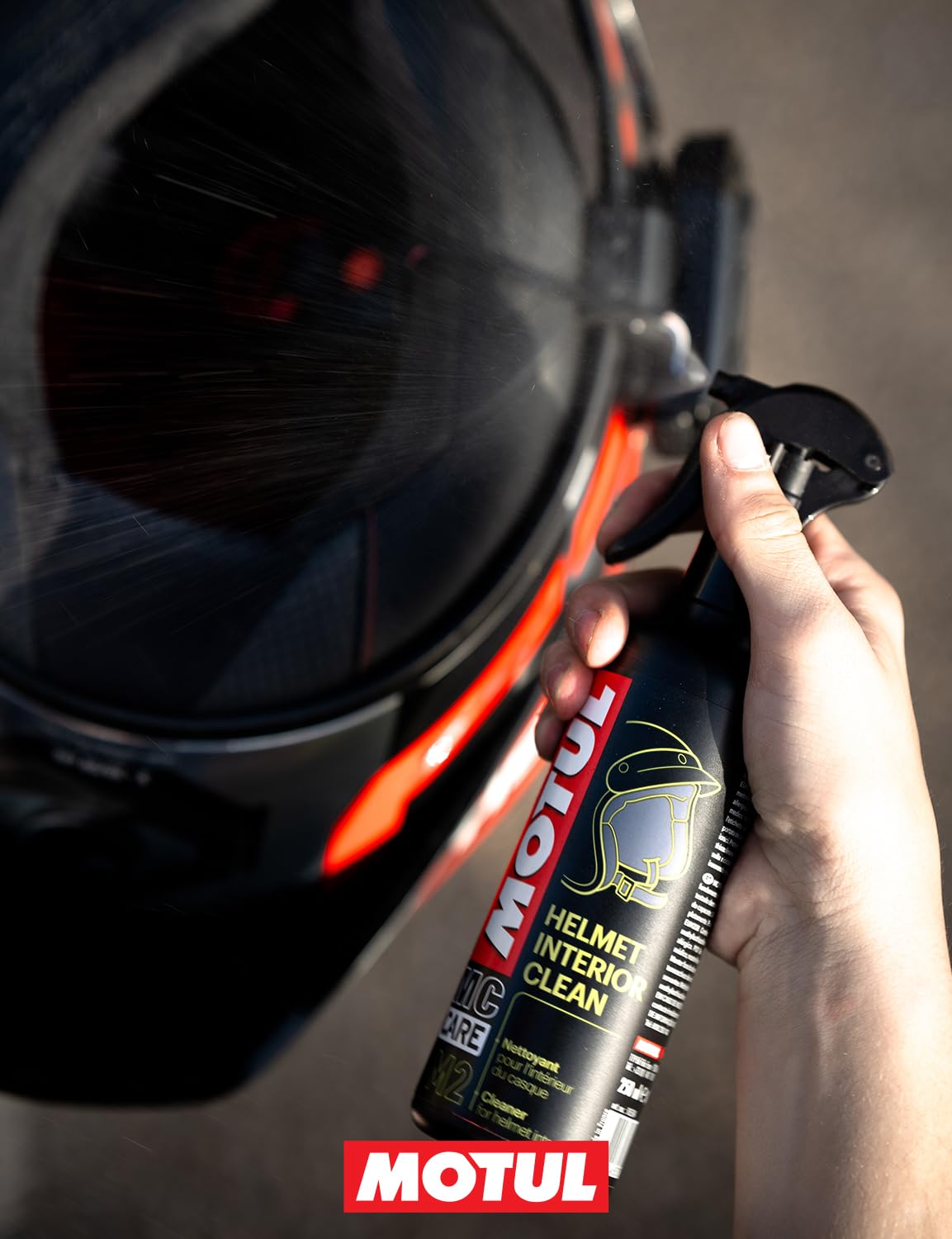 Motul - Kit de Nettoyage Casque Moto - Nettoyant Extérieur Casque et Visière Moto + Nettoyant Intérieur + Chiffon en Microfibre - MC Care Helmet & Visor Clean M1 - MC Care Helmet Interior Clean M2