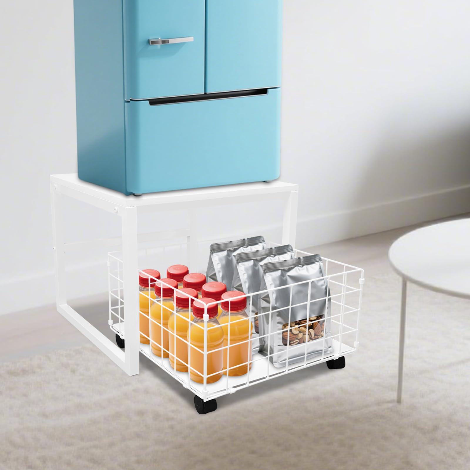 Lodówka zamykana, montowany na ścianie, stojak na lodówkę z koszem, nośność 50 kg, 8 rolek z hamulcami, do kuchni/salonu/biura – regulacja wysokości (biały)