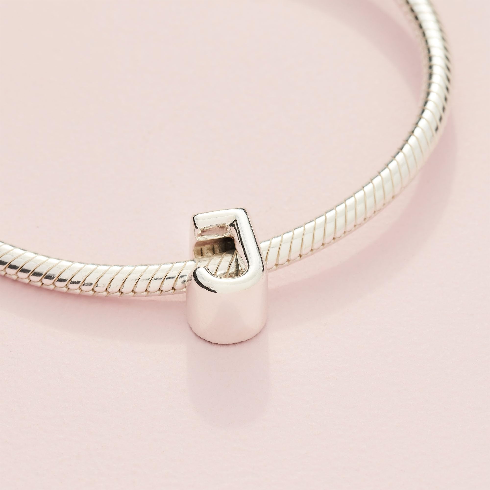 PANDORA Moments Buchstabe J - wendbares Alphabet-Charm aus Sterling-Silber mit geprägten Herzen und Perlen an der Rückseite - kompatibel mit Armbändern Moments Kollektion