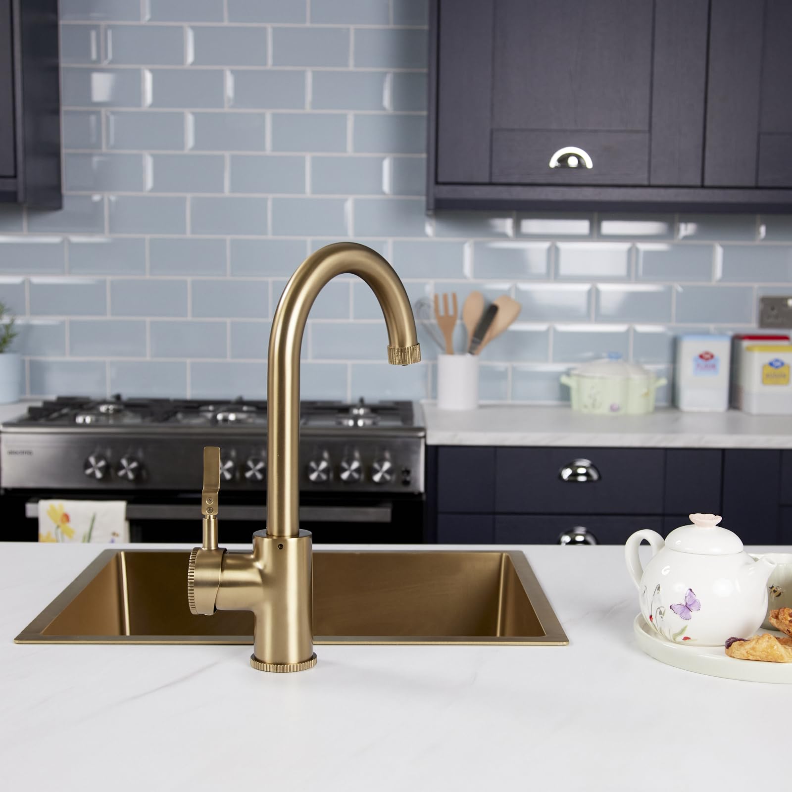 flöde Kraft Solo | Industrial Style Single Lever 3 in 1 Instant Boiling Tap | Full Boiling Tap Kit - Tap Tank & Filter - Boiling Water Instantly in Your Kitchen (Brushed Brass)