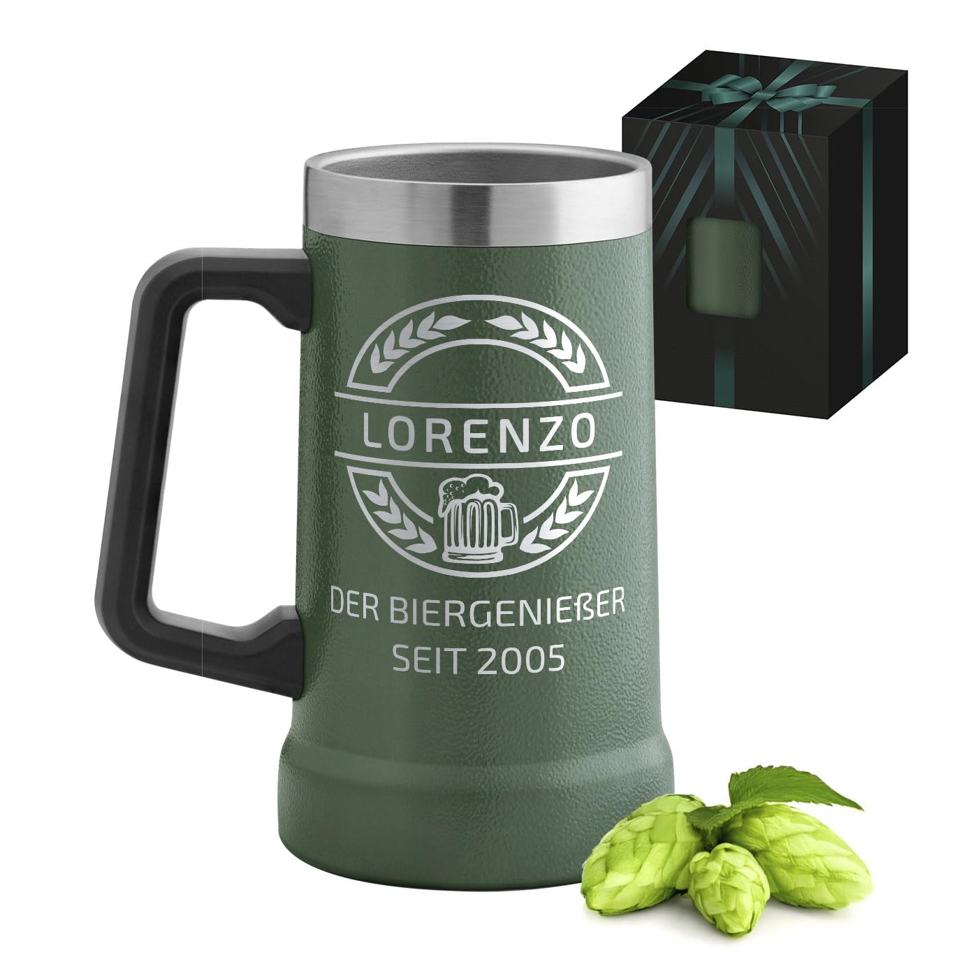 Maverton Isoliertes Bierglas mit Gravur 700 ml Grün - Edelstahl personalisierter Bierkrug für Bierfreunde - mit Henkel - Männergeschenke - Bier Geschenke für Männer