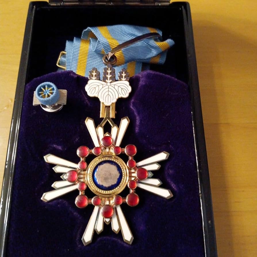 【美品】現行タイプ 新型 瑞宝中綬章 略章付 化粧箱入 勲三等 勲章 Amazon.co.jp: 極 完品現行タイプ 新型 瑞宝中綬章 略章付 化粧