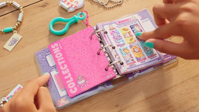 Sticki Rolls Sticki Bands, Draagbare & Shareable Sticker Armband, 70 Mini Stickers, Verschillende kleuren en stijlen
